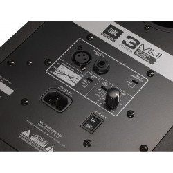 Monitor biamplificado de 6,5" y color negro de la marca JBL.